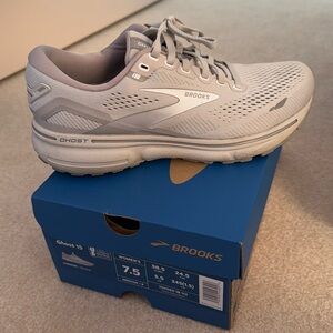 Women’s Brooks Ghost 15 running sneaker- cushion neutral
size 7.5 medium / B